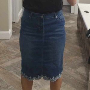 Jean skirt with decorative trim